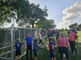 Laatste training S.K.N.W.K. JO8-1 (partijtje tegen de ouders) van maandag 2 juni 2025 (120/123)